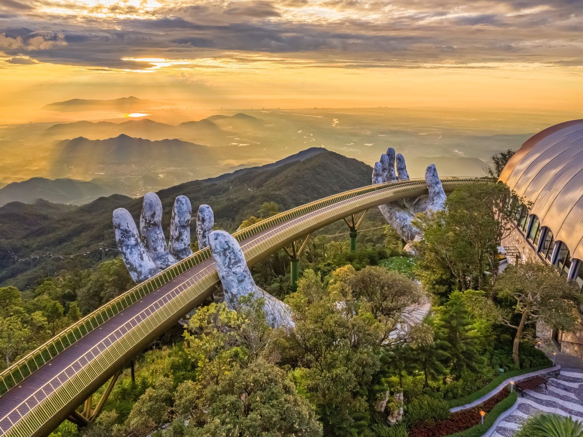 Le Golden Bridge de Da Nang au coucher du soleil